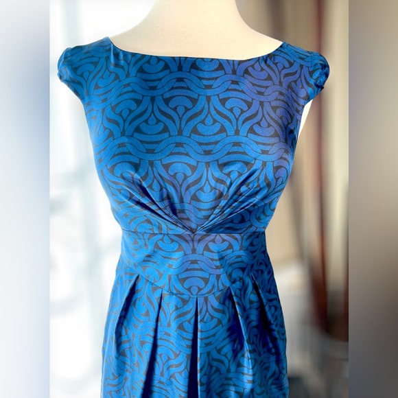 BANANA REPUBLIC ~Beautiful Black & Blue Silk Print Dress  ~Box Pleat Detail~Sz 0 - Picture 3 of 5